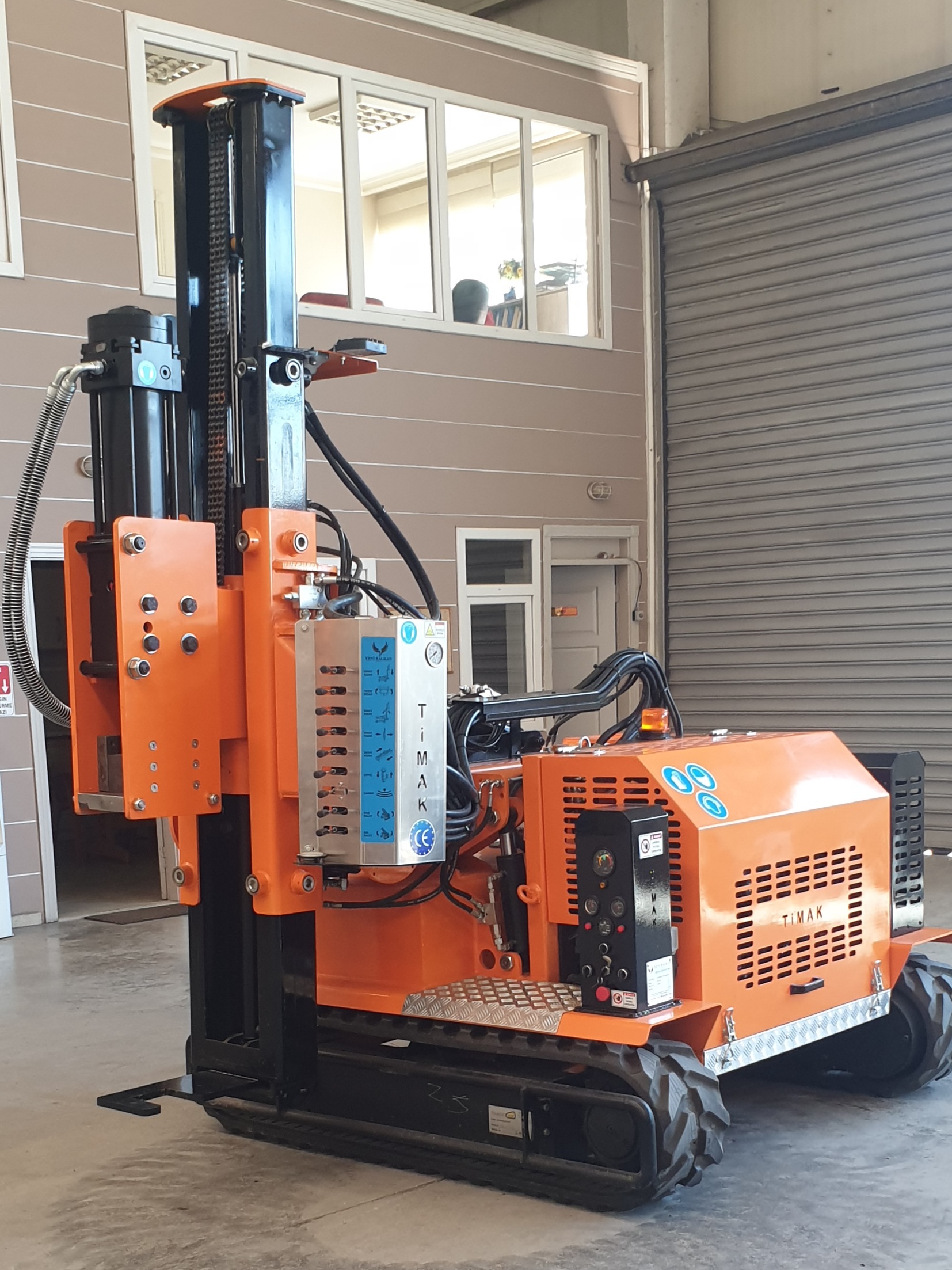 Гусеничная сваебойная установка для барьерного ограждения | Yeni Balkan ...